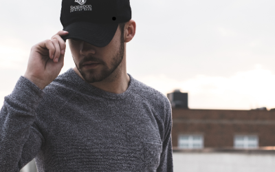 Boné como Uniforme: Quando Ele Faz Mais Sentido que a Camiseta