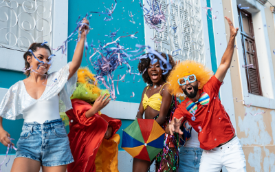 Abadá personalizado: por que ele dispara em vendas no verão e nos eventos