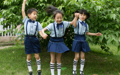 Uniformes escolares personalizados: por que dezembro é o mês decisivo para acertar
